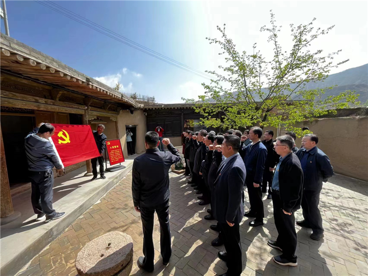 1687735105472852.png 图为临夏州纪委监委组织党员干部在东乡县布塄沟党史教育基地开展革命教育活动,赓续红色血脉、汲取奋进力量、激发干事热情。.png