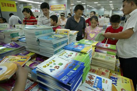 凯发k8省四部门联合印发《中小学教材教辅价格管理试行办法》与教材配套销售的光盘价格不得高于5元学生自愿选购